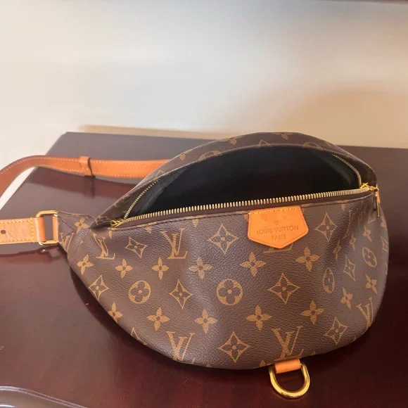 Louis Vuitton Brown and Tan Monogram Crossbody - Picture 2 of 10